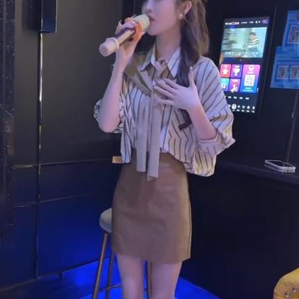 早春款小个子气质穿搭正肩条纹衬衫女上衣a字半身皮裙套装两件套