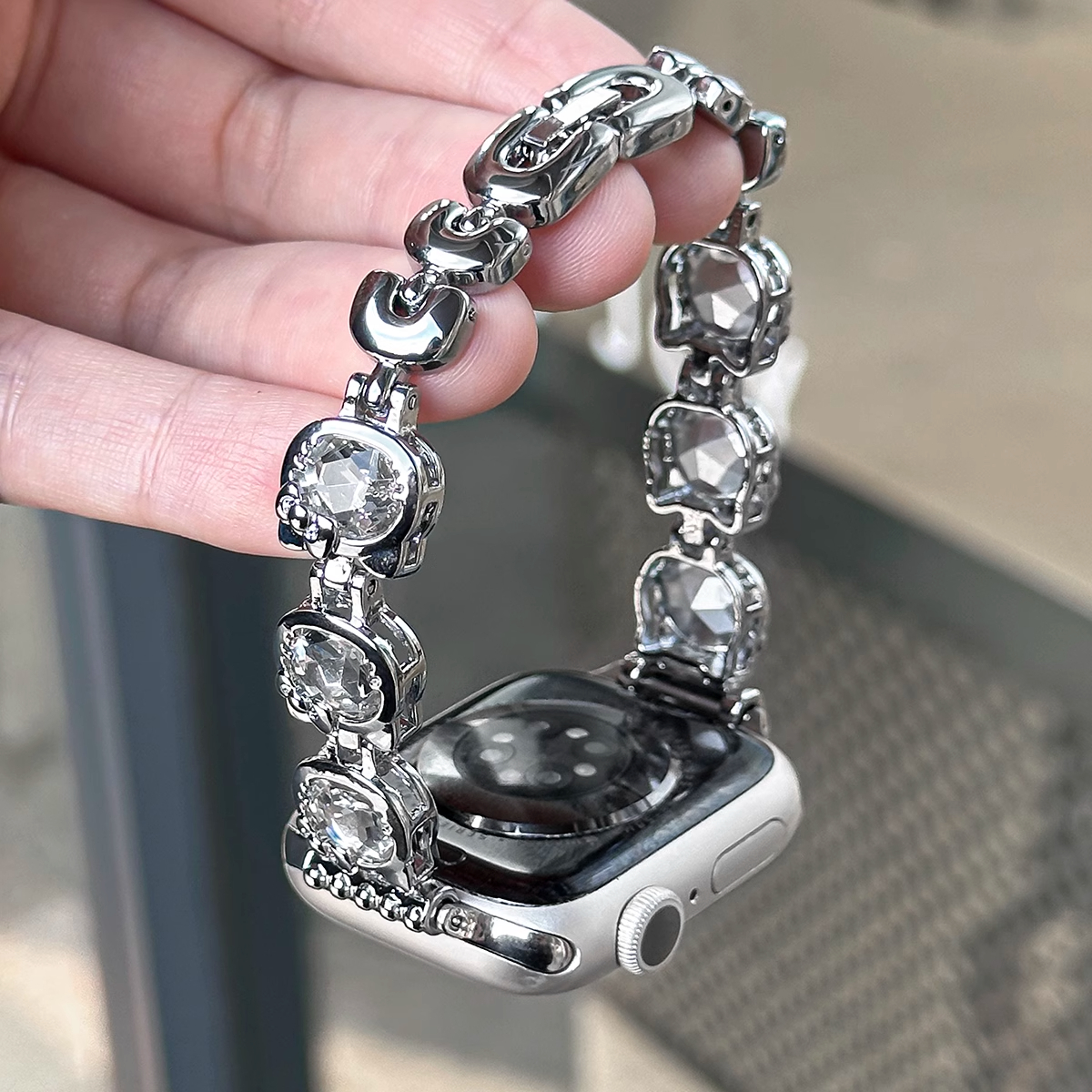 适用于iWatch手表带kitty猫镶钻金属表链applewatchs9/8/7/6/se可爱粉钻手链苹果手表s10高级感小众ultra表带