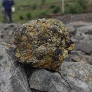 黄铁晶体铜矿标本