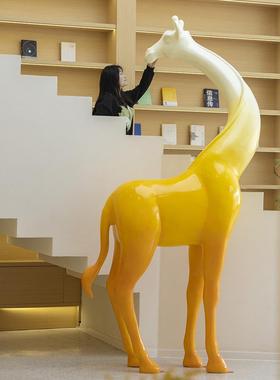 卡通抽象长颈鹿玻璃纤维雕塑幼儿园购物中心热门餐厅签到展示装饰