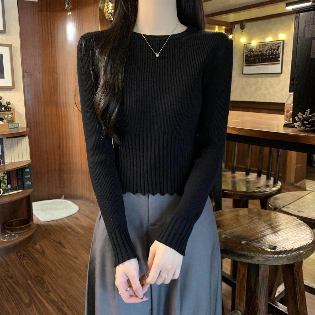 春季新款法式紧身圆领黑色坑条上衣女内搭高级感针织打底衫毛衣潮