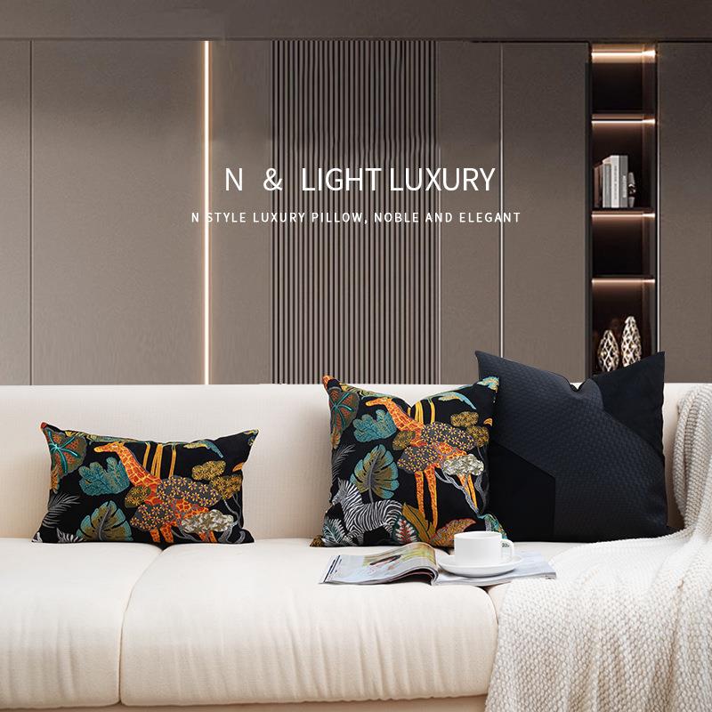 直销新款美式复古丛林刺绣沙发抱枕高端长颈鹿黑色动物绣花靠包样