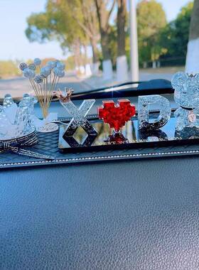 个饰性私人字母汽车创意网红女款神中控台仪表86007载盘摆件品