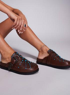 Azalea Wang 女士 洞洞鞋 Wang Flair 杜鹃红铆钉搭扣棕色木屐