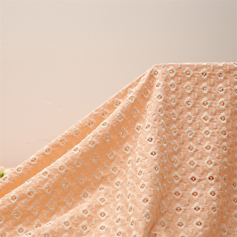 厂家供应 精梳棉大机打孔绣花布 连衣裙小衫套装面料