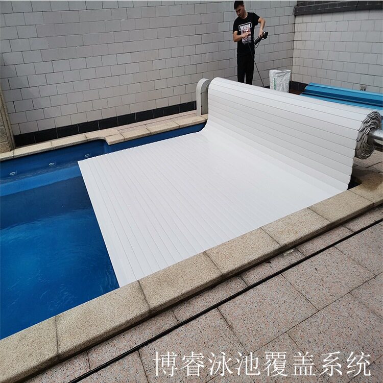 安全承重泳池盖，加强型PVC浮条结构，提供可靠的表面支撑