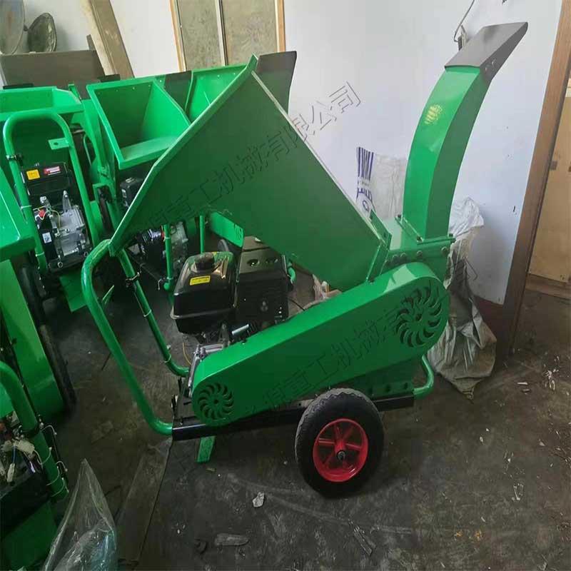 农场羊群牛群草料制作机 移动式碎枝设备 小型汽油树枝粉碎机