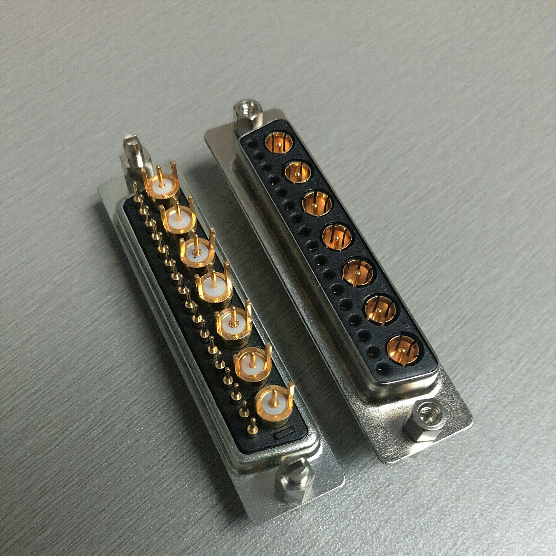 射频直插式24W7母座连接器带鱼叉锁端子镀全金射频同轴母插头