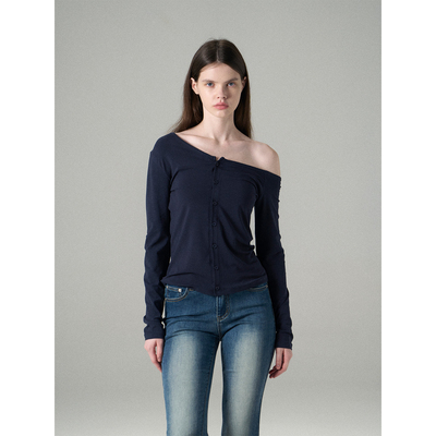 MISSCHANGE设计师品牌 天丝羊毛一字肩斜领露肩T恤女单排扣上衣