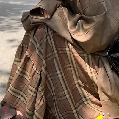 2025春季新款高腰显瘦a字小个子气质穿搭棕色格子垂感半身裙女士