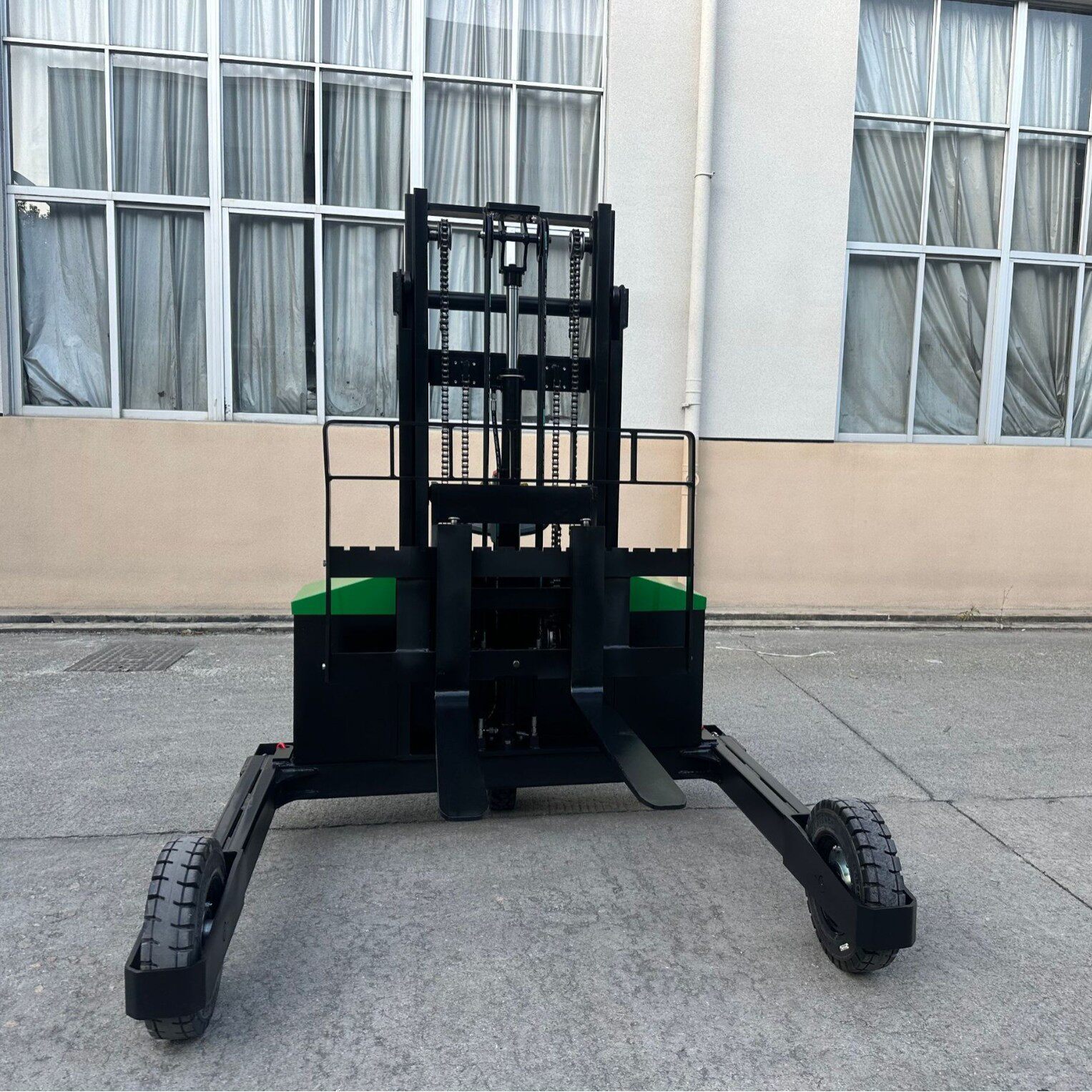 普尔全电动山地搬运车升高车叉车自体堆高车便携式随车堆垛车厂家