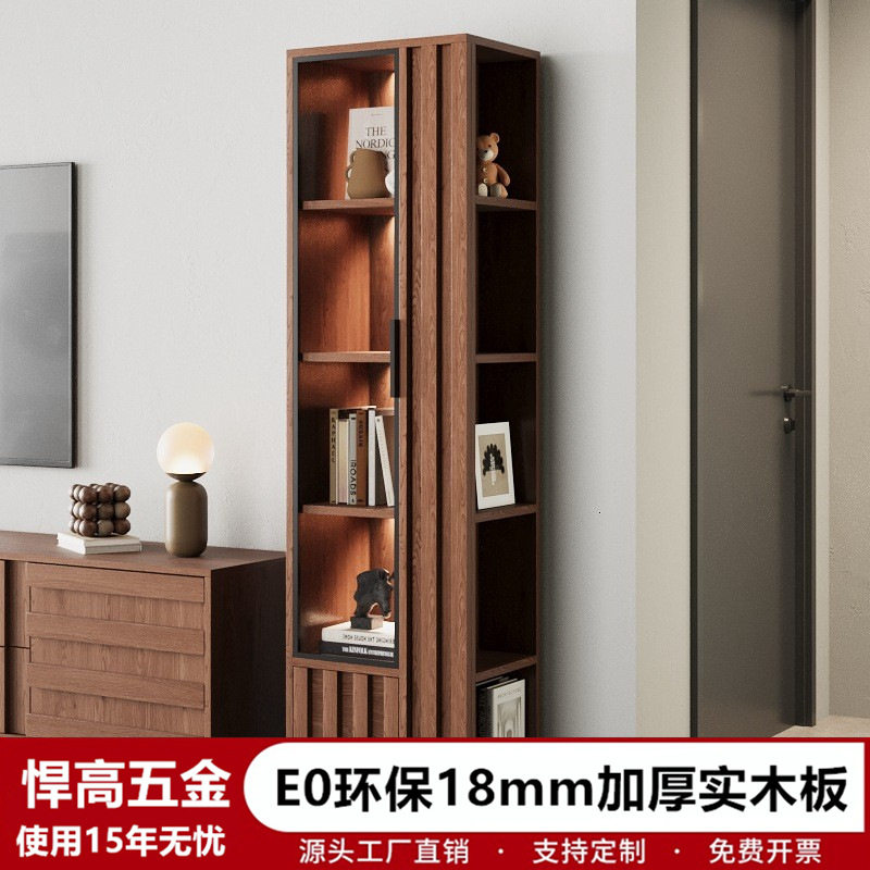 客厅电视柜旁实木玻璃展示柜