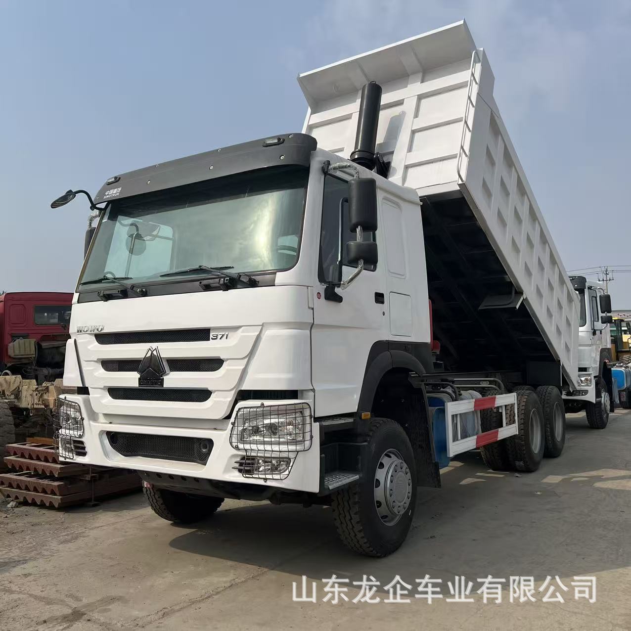 豪沃371马力6*4箱式自卸车