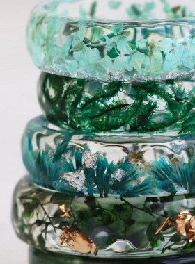 带压制绿色花蕾的树脂戒指,自然灵感刻面戒指