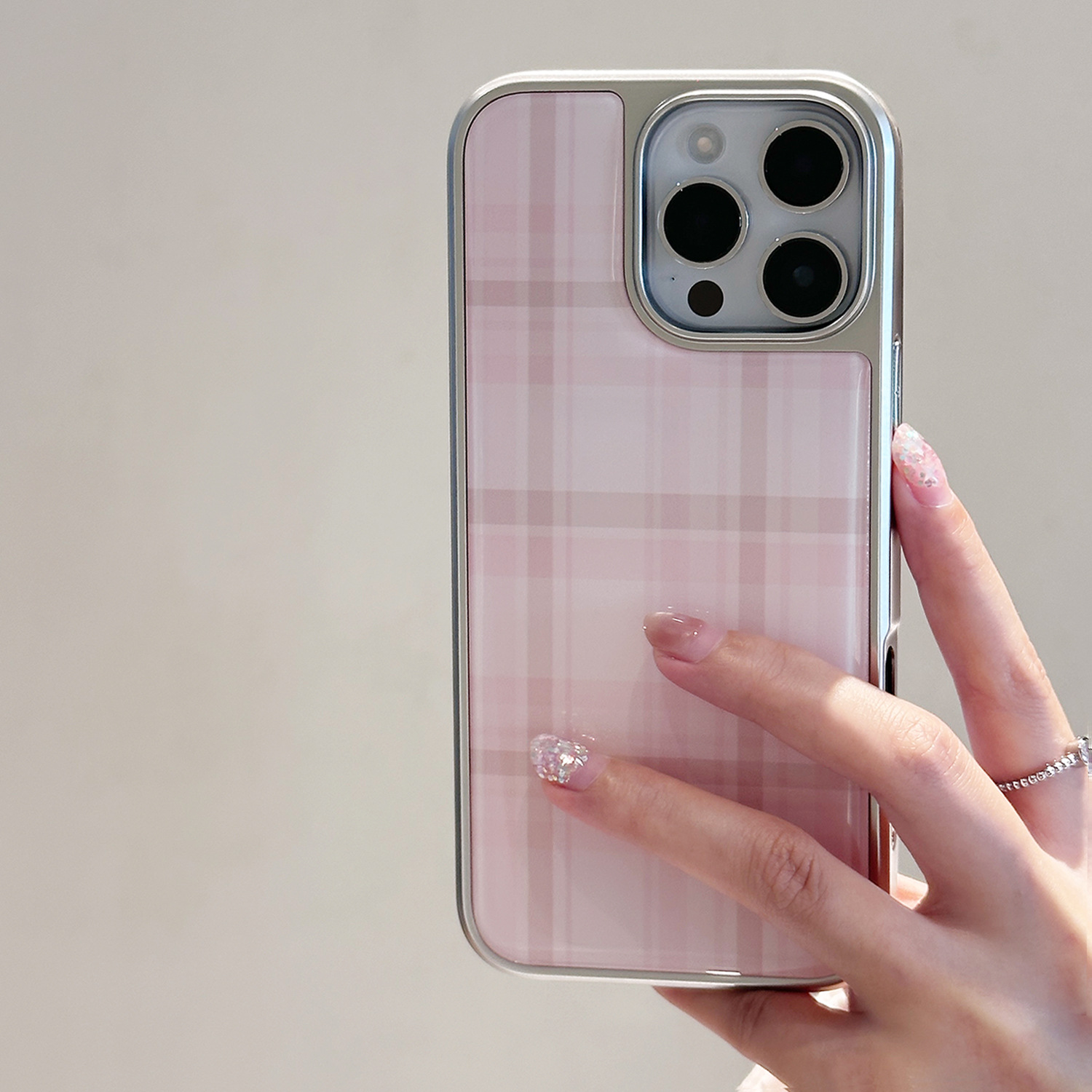 少女粉色格纹适用苹果16手机壳iphone14promax滴胶13电镀15简约11
