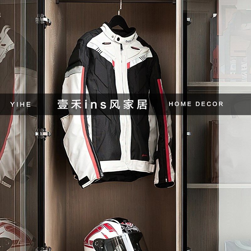 样板间男孩房机车主题摩托衣服靴子装饰品衣帽间皮革儿童外套摆件