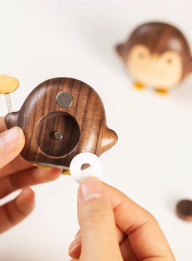 企鹅车载香薰摆件可爱创意卡通新款磁吸冰箱贴实木出风口装饰车载