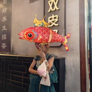 手持鱼灯汪满田非遗鱼灯餐厅鱼灯笼金鱼鲤鱼花灯春节灯会龙灯