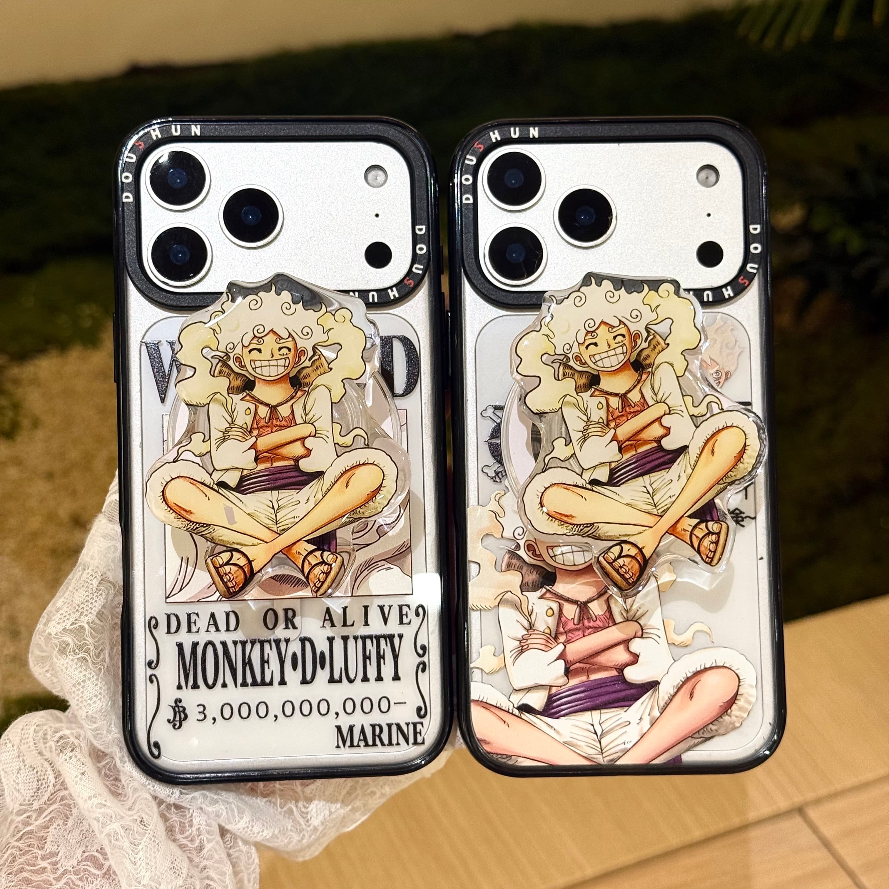 吉能虎新款英文路飞适用于苹果18promax带手链支架磁吸手机外壳iPhone17/16pro全包边防摔15/14/13保护套