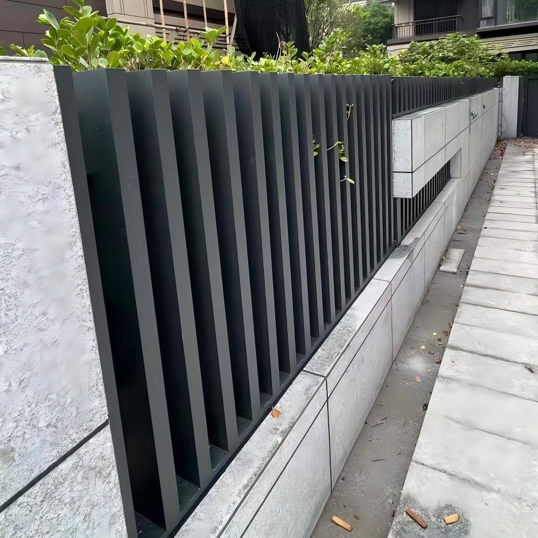 广东源头工厂直供铝合金围栏别墅庭院栏杆围墙阳台玻璃护栏定制