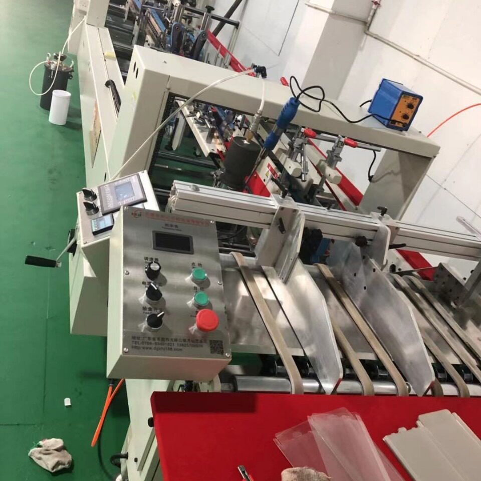 掌柜推荐PVC包装盒子机械 PVC PET PP透明塑料盒自动届胶水粘贴