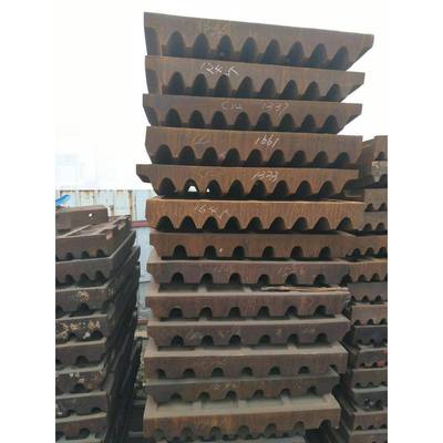 鄂式破碎机配件高锰钢铸件破碎机鄂板齿板颚式破碎机配件价格