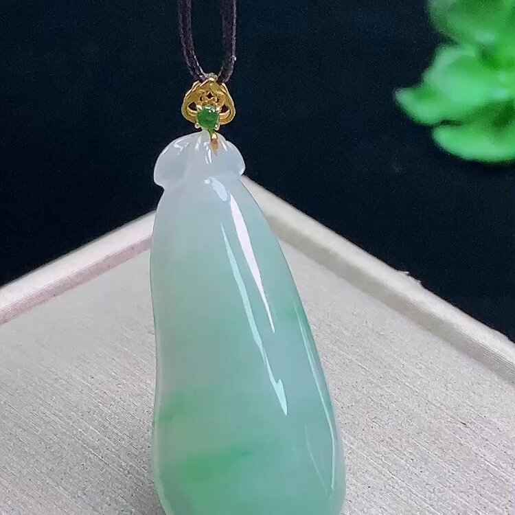 缅甸翡翠福瓜镶金玉吊坠天然玉石