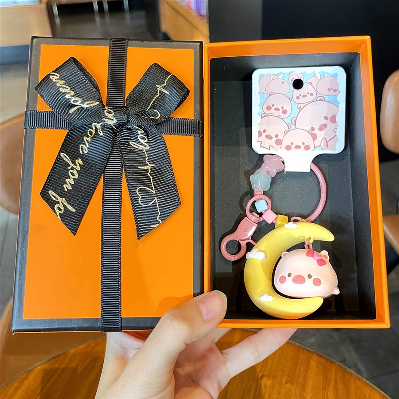 2024年新款月亮小猪卡通w钥匙扣情侣钥匙链挂件公仔学生书包挂饰