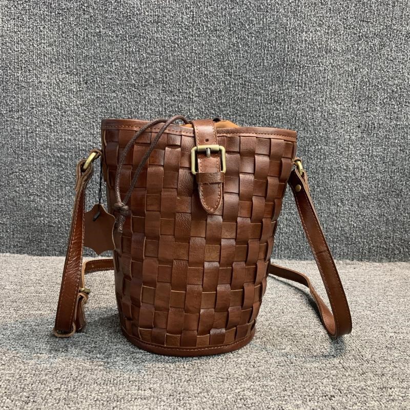 女包小众设计真皮女包韩版新款百搭头层牛皮女单肩编织复古水桶包