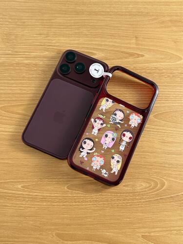 U2 可爱酒红色小女孩插画适用苹果18pro透明iPhone17/16防摔15手机壳