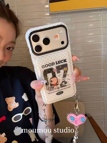 U2 可爱足球奖杯小玉插画适用于iPhone17promax新款小众手机壳苹果16pro个性女款15防摔保护套