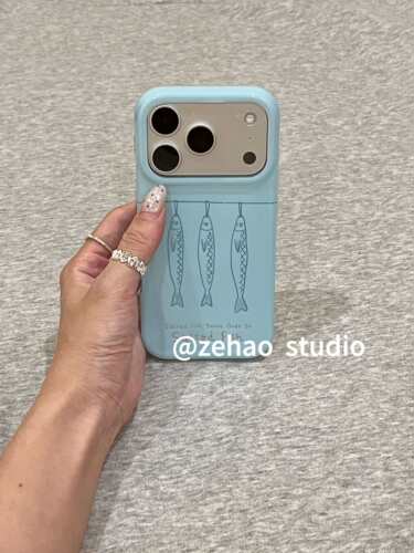 U2 简约奶蓝手绘咸鱼适用于苹果17promax手机壳iphone16pro保护套15p