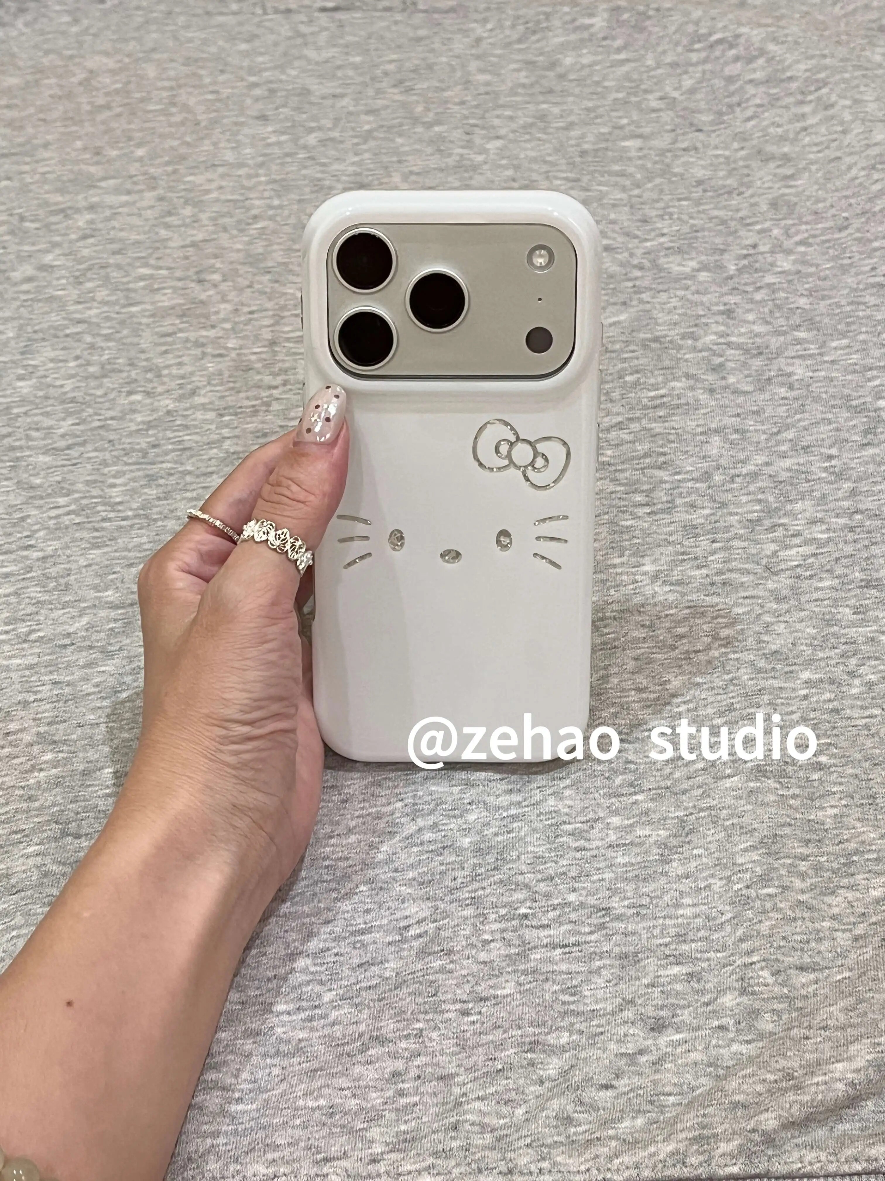 U2 简约奶白底银kt适用于苹果17promax新款小众手机壳iphone16pro保护套15pro防摔个性简约