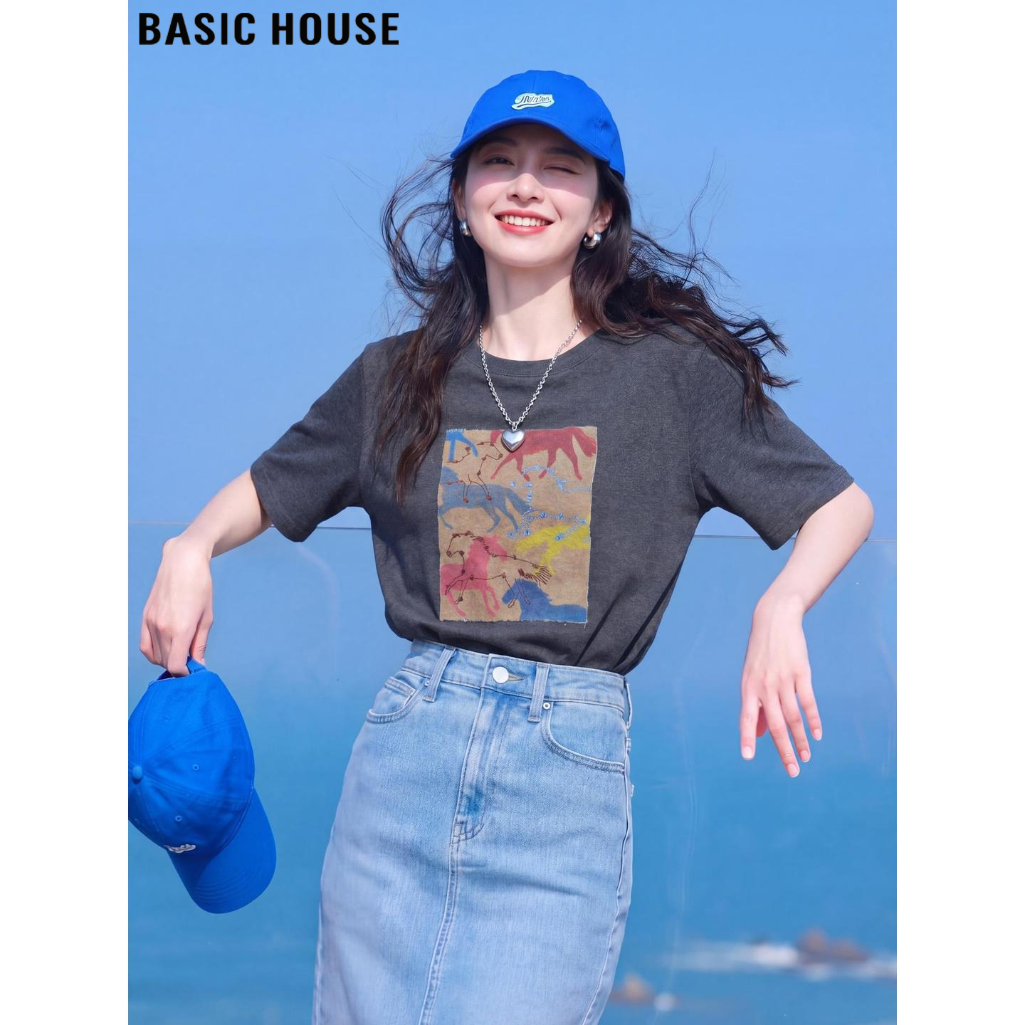 Basic House/百家好深灰色纯棉小马印花短袖T恤女夏宽松正肩上衣