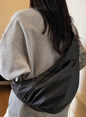 黑色斜挎包包女大容量休闲小挎包2025新款工装饺子包运动骑行背包