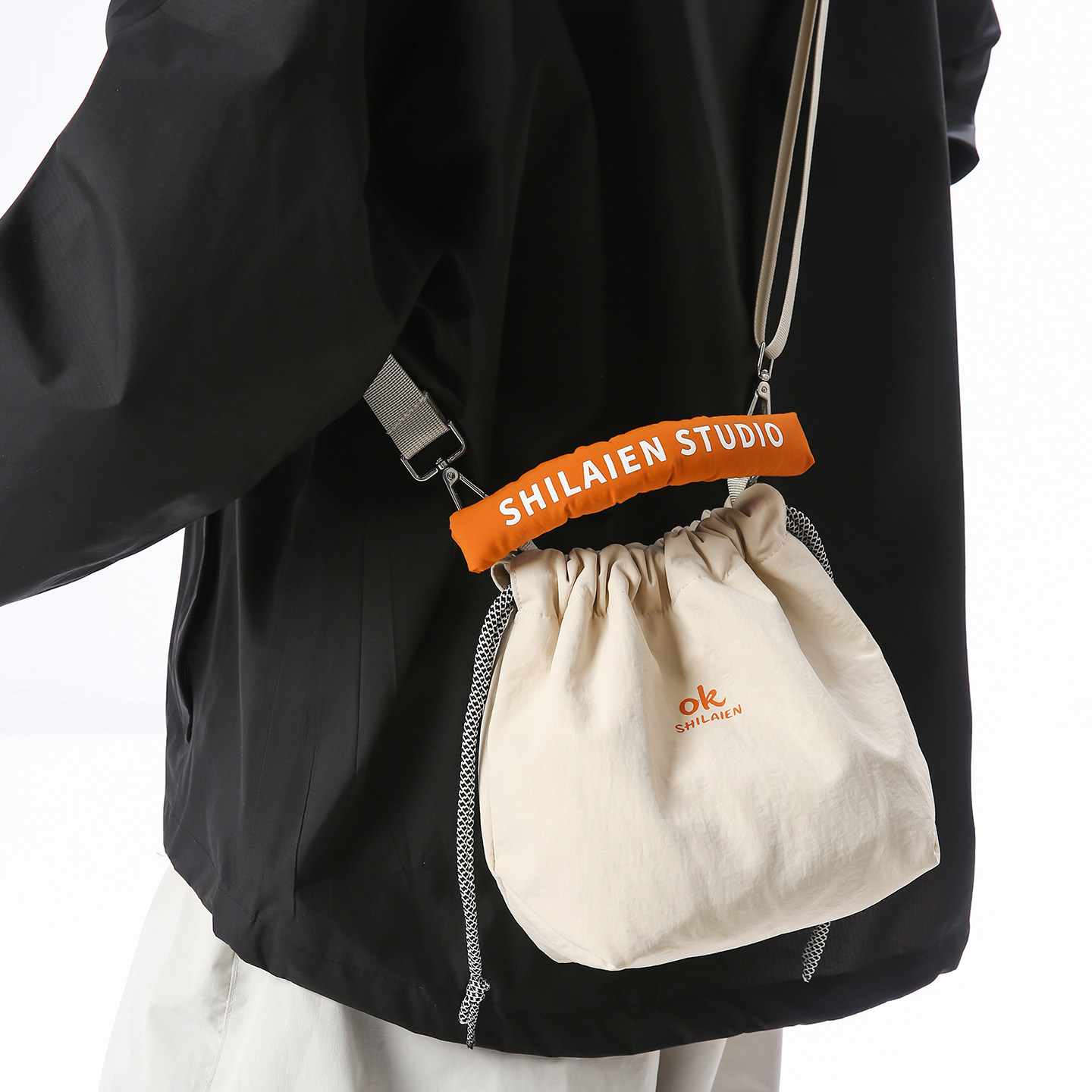 斜挎包女2025新款轻便相机包外出便携手机包水桶包休闲手提单肩包 - SALUTATION旗舰店出品