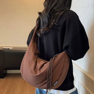 简约松弛感大容量包包女款休闲轻便单肩斜挎包慵懒褶皱通勤饺子包