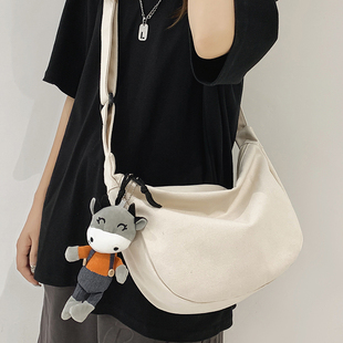 包包女款帆布包简约休闲斜挎包2025新款水饺包单肩包邮差背包布包