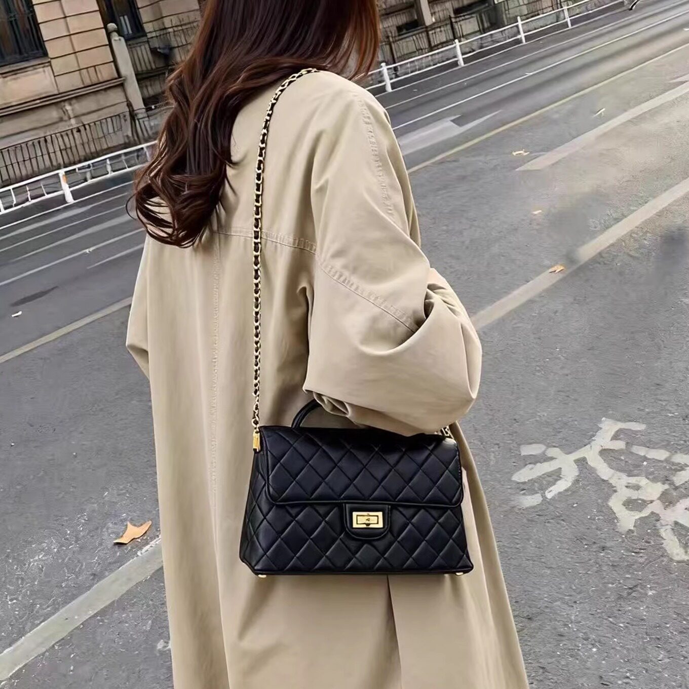 渡自小香风羊皮菱格链条小方包