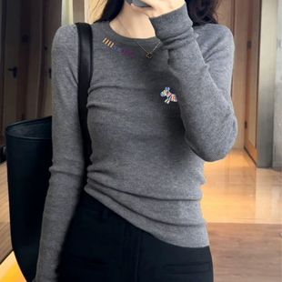灰色圆领长袖针织衫女修身内搭打底衫2025秋冬新款高级感毛衣上衣