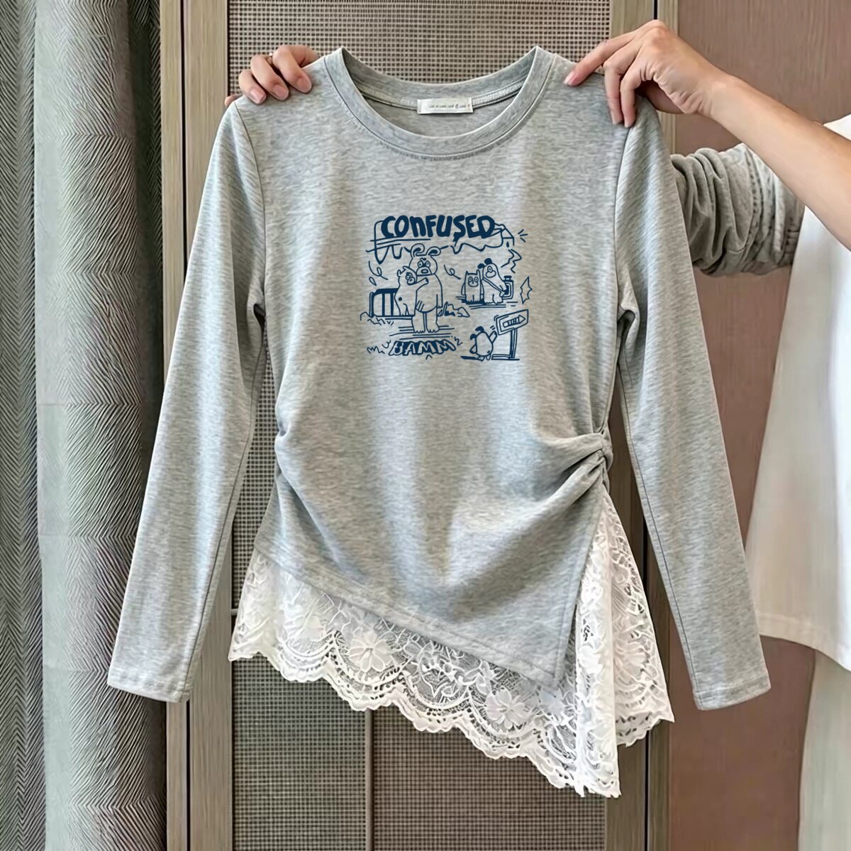 浅灰色蕾丝花边下摆长袖T恤女2026秋季穿搭叠穿内搭打底衫上衣潮图片
