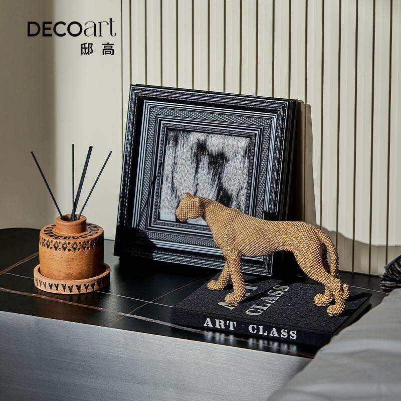 样板间中古复古主卧室梳妆台装饰品摆件花高级感轻奢风装饰画摆画