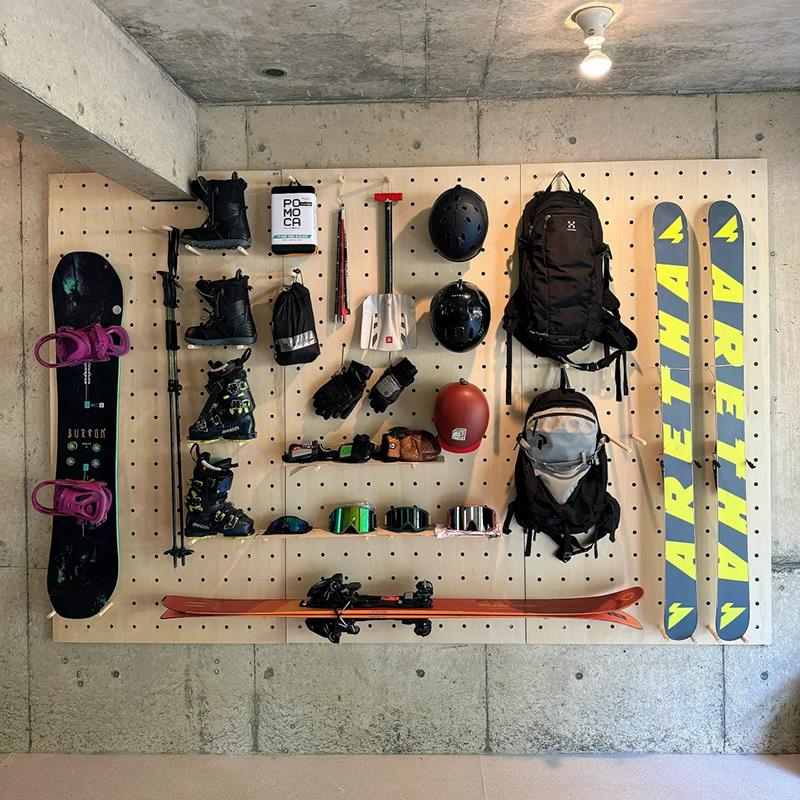 运动器材置物架实木洞洞板墙上头盔滑雪橇板滑板展示架雪具收纳架