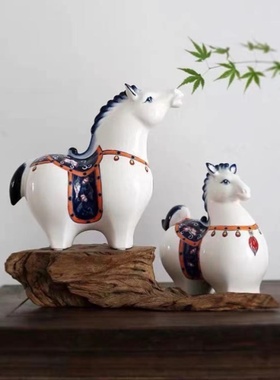 新中式陶瓷工艺品动物青花小马摆件家居礼品创意电视柜酒柜装饰品