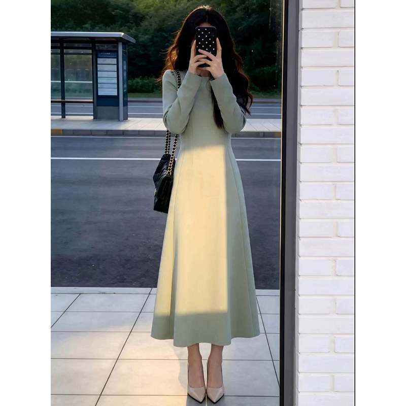 绿色长袖连衣裙子女早春秋2026新款法式高级感收腰显瘦礼服裙长裙