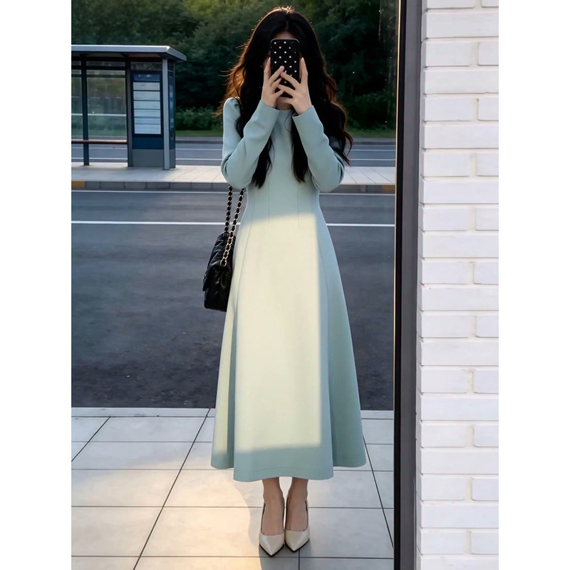 蓝色长袖连衣裙女早春秋2026新款法式赫本风气质礼服收腰显瘦长裙