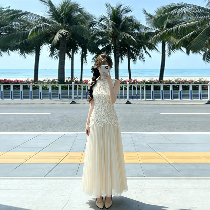 白色无袖背心连衣裙子女夏季2026新款法式高级感收腰显瘦礼服长裙