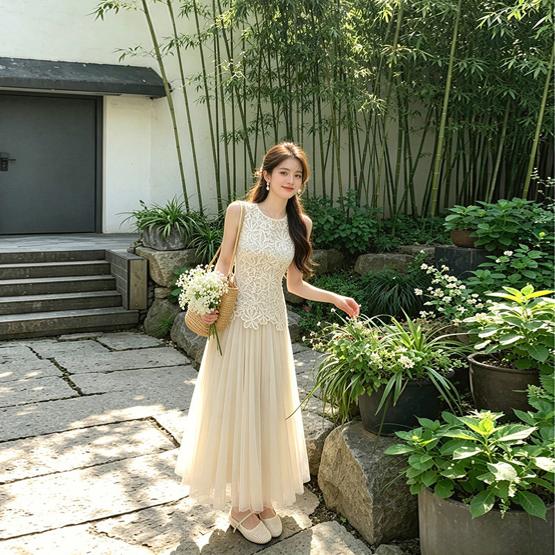 白色无袖背心连衣裙子女夏季法式2026新款高级感气质收腰显瘦长裙