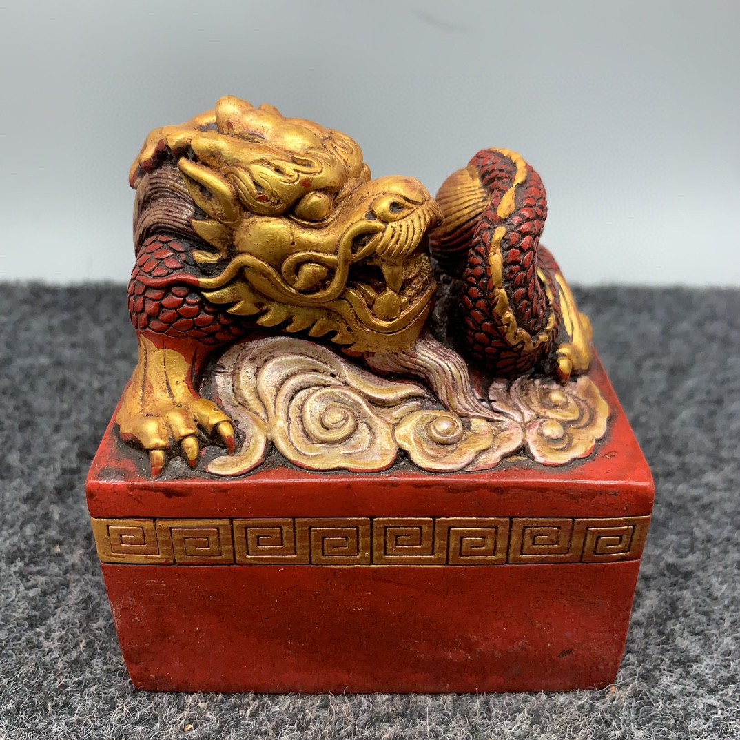 仿寿山石朱砂描金祥云龙玺摆件