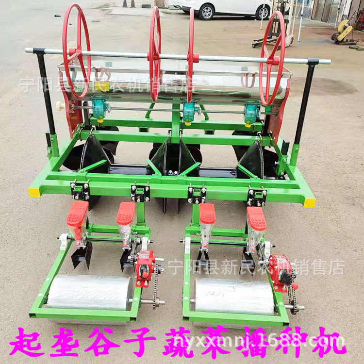 四轮车带谷子蔬菜播种机起垄种植带施肥 带滴灌带架子2垄4行垄上